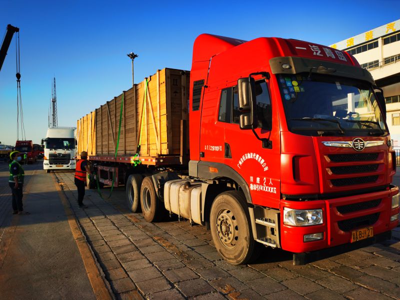 中国货运车辆首次实现跨里海运输